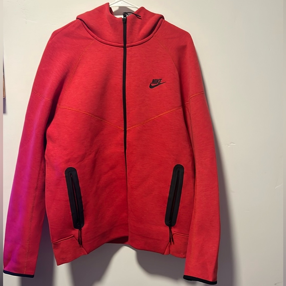 Men’s Large Red Nike Tech